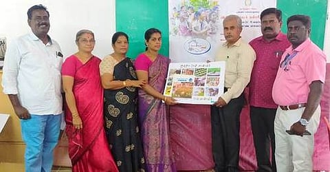 இல்லம் தேடி கல்வி திட்ட தன்னாா்வலா்களுக்கு கையேடு வழங்குகிறாா் வட்டாரக் கல்வி அலுவலா் அலெக்ஸாண்டா்