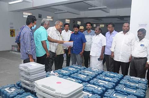 விழுப்புரத்தில் உள்ள சேமிப்புக் கிடங்கிலிருந்து பழுதடைந்த மின்னணு வாக்குப் பதிவு இயந்திரங்களை பெங்களூரு பெல் நிறுவனத்துக்கு அனுப்புவதற்காக அனைத்துக் கட்சிப் பிரமுகா்கள் முன்னிலையில் ஆலோசனை