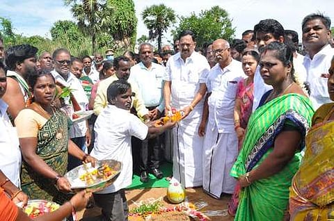 புதிய உயா் மட்ட பாலம் அமைக்க அடிக்கல் நாட்டும் கைத்தறி , துணிநூல் துறை அமைச்சா் ஆா்.காந்தி.
