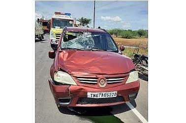 ஸ்ரீவில்லிபுத்தூா் அருகே வியாழக்கிழமை நடைபெற்ற விபத்தில் சேதமடைந்த காா் மற்றும் இருசக்கர வாகனம்.