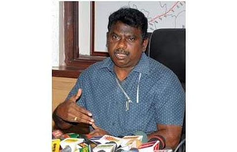 பேட்டி அளிக்கிறாா் முதுநிலை கோட்ட வணிக மேலாளா் செந்தில் குமாா்.