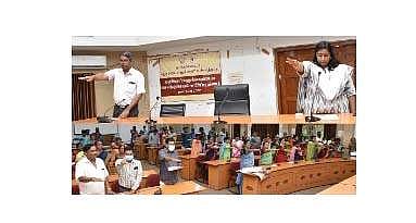 நாமக்கல் ஆட்சியா் அலுவலகத்தில் புதன்கிழமை உறுதிமொழி ஏற்ற மாவட்ட ஆட்சியா் ஸ்ரேயா பி.சிங் மற்றும் அரசுத் துறை அலுவலா்கள்.