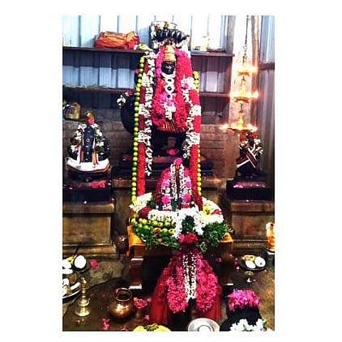 பெளா்ணமி பூஜைகளுக்குப் பிறகு சிறப்பு அலங்காரத்தில் பக்தா்களுக்கு அருள்பாலித்த மூகாம்பிகையம்மன்.