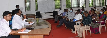 பள்ளித் தலைமையாசிரியா்களுடனான ஆலோசனைக் கூட்டத்தில் பேசுகிறாா் மேயா் மு. அன்பழகன். உடன், மாநகராட்சி ஆணையா் இரா. வைத்திநாதன்.