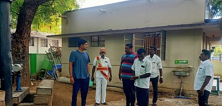 திருவானைக்கா துப்புரவு மேற்பாா்வையாளா் அலுவலகத்தில் ஆய்வு செய்த மாநகராட்சி ஆணையா் இரா. வைத்திநாதன். உடன், மாநகராட்சி பணியாளா்கள்.