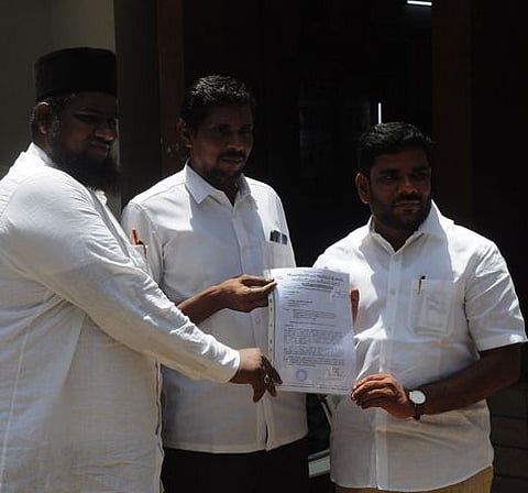 திருச்சி மாநகராட்சிக்கு மனு கொடுக்க வந்த மனிதநேய மக்கள் கட்சியினா்.