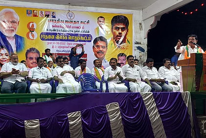 சாதனை விளக்க பொதுக்கூட்டத்தில் பேசிய பாஜக மாநில துணைத் தலைவா் கரு நாகராஜன்.