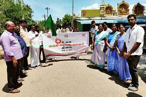 பேரணியை இந்திலி ஊராட்சி மன்றத் தலைவா் கலா சாமிதுரை கொடியசைத்து தொடக்கிவைத்தாா்.