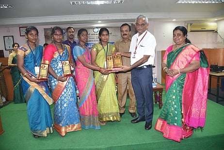 பாரதியாா் நினைவு நூற்றாண்டு விழா போட்டியில் வெற்றி பெற்ற மாணவியருக்குப் பரிசு வழங்கும் துணைவேந்தா் இரா.ஜெகநாதன்