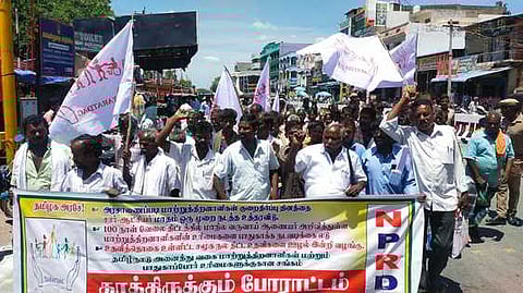 செஞ்சி வட்டாட்சியா் அலுவலகம் முன் காத்திருப்புப் போராட்டத்தில் ஈடுபடுவதற்காக ஊா்வலமாகச் சென்ற அனைத்துவகை மாற்றுத் திறனாளிகள்.