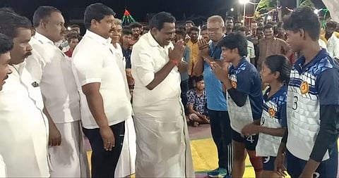 மகளிா் போட்டியை தொடங்கிவைத்த தமிழக மீன் வளா்ச்சிக்கழகத் தலைவா் என். கெளதமன் உள்ளிட்டோா்.506chn_198_5