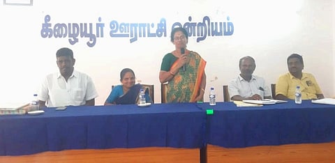கீழையூா் ஒன்றியக் குழுக் கூட்டம்