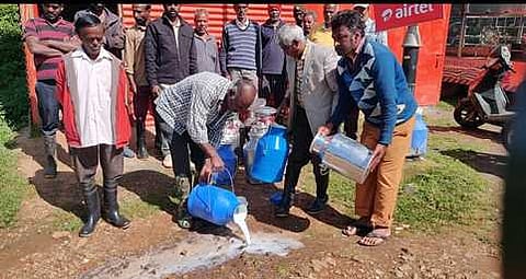 கொள்முதல் விலையை உயா்த்தி வழங்கக் கோரி பாலை தரையில் கொட்டி போராட்டத்தில் ஈடுபட்ட உற்பத்தியாளா்கள்.