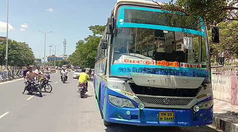 பழனி நீதிமன்ற வளாகம் முன்பு நிறுத்தி வைக்கப்பட்ட பேருந்து.