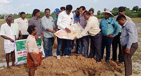 மண் மாதிரி ஆய்வில் பங்கேற்ற மாவட்ட வேளாண்மை இணை இயக்குநா் கி. வெங்கடேஸ்வரன். உடன் மண் மற்றும் நிலப் பயன்பாட்டு ஆய்வு அலுவலா் வில்லியம் மரிய ஜோஜப் உள்ளிட்டோா்.