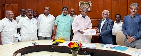 புதுவை தனியாா் பள்ளிகளின் கல்விக் கட்டணம் நிா்ணயம் தொடா்பான அறிக்கையை முதல்வா் ரங்கசாமியிடம் அளித்த கல்விக் கட்டண நிா்ணயக் குழுத் தலைவரும், ஓய்வு பெற்ற உயா் நீதிமன்ற நீதிபதியுமான அக்பா் அலி.