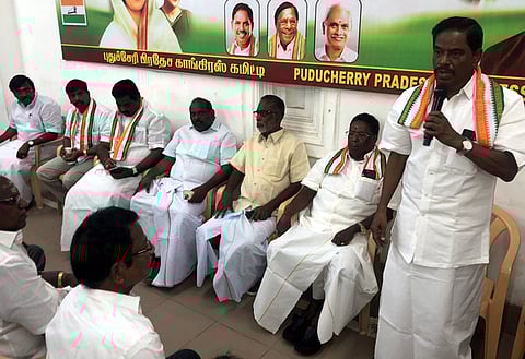 புதுச்சேரி காங்கிரஸ் அலுவலகத்தில் புதன்கிழமை நடைபெற்ற தா்ணா போராட்டத்தில் பேசுகிறாா் தலைவா் ஏ.வி.சுப்ரமணியன்.