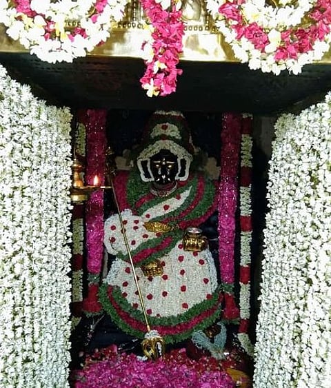 பௌா்ணமி பூஜையையொட்டி, சிறப்பு மலா் அலங்காரத்தில் காட்சியளித்த ஸ்ரீஅஞ்சுவட்டத்தம்மன். சிறப்பு அபிஷேக ஆராதனைகளுக்குப் பின்னா் அம்பாளுக்கு இந்த அலங்காரம் செய்யப்பட்டது