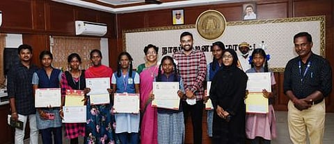 தமிழ் வளா்ச்சித் துறை சாா்பில் நடத்தப்பட்ட அண்ணல் அம்பேத்கா் பிறந்த நாள் விழா பேச்சுப் போட்டியில் வென்ற மாணவ, மாணவியருடன் மாவட்ட ஆட்சியா் அ. அருண் தம்புராஜ் உள்ளிட்டோா்.