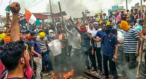பிகாரில் போராட்டத்தில் ஈடுபட்டுள்ள இளைஞர்கள்