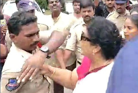 காவலரைத் தாக்க முயன்ற காங்கிரஸ் தலைவர் ரேணுகா சௌத்ரி மீது வழக்குப்பதிவு