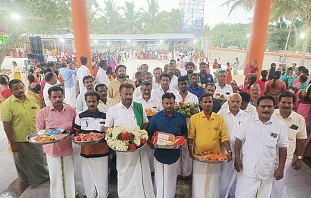 நெடுவாசல் கோயில் கும்பாபிஷேகத்துக்கு சீா் கொண்டுசென்ற இஸ்லாமியா்கள்