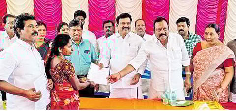 ரூ.1 கோடியில் வீடு கட்ட பணி ஆணைகள்