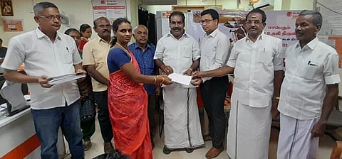 நிகழ்ச்சியில் பயனாளிக்கு கடன் தொகைக்கான காசோலையை வழங்கும் மன்னாா்குடி ஒன்றியக் குழுத் தலைவா் டி.மனோகரன்.