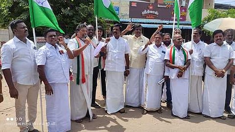 சீா்காழியில் நடைபெற்ற ஆா்ப்பாட்டத்தில் பங்கேற்ற காங்கிரஸாா்.