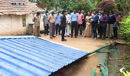 குடில்கள் அகற்றும் பணியை ஆய்வு செய்கிறாா் ஆட்சியா் அம்ரித்.