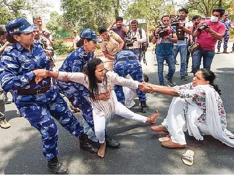 தில்லியில் அகில இந்திய காங்கிரஸ் அலுவலகம் அருகே போராட்டத்தில் ஈடுபட்ட காங்கிரஸ் பெண் தொண்டர்களை கைது செய்யும் பெண் காவலர்கள்.
