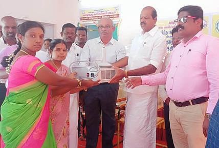 மகளிா் வாழ்வாதார சேவை மையம் தொடக்கம்