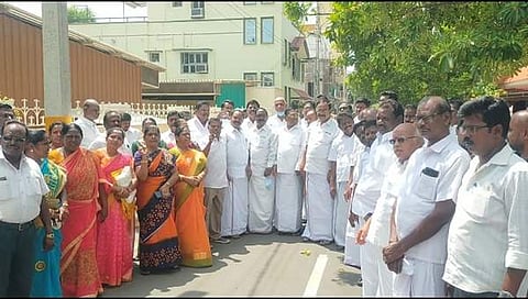 அதிமுகவில் ஒற்றை தலைமை ஏற்க கோரி சேலம் நெடுஞ்சாலை நகர் அதிமுக இணை ஒருங்கிணைப்பாளர் எடப்பாடி கே பழனிசாமி வீட்டின் முன்பு கோஷங்களை எழுப்பிய அக்கட்சியினர்.