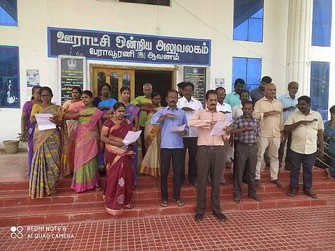 பேராவூரணி ஊராட்சி ஒன்றிய அலுவலகத்தில் உறுதிமொழி ஏற்கும் அலுவலா்கள்.
