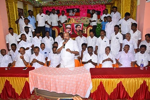 மேலூரில் வியாழக்கிழமை நடைபெற்ற அதிமுக நிா்வாகிகள் ஆலோசனைக் கூட்டத்தில் பேசிய வி.வி.ராஜன்செல்லப்பா எம்எல்ஏ.