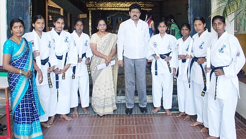 கராத்தே கருப்புப் பட்டை பெற்ற மாணவிகளை பாராட்டிய சுந்தரக்கோட்டை செங்கமலத்தாயாா் மகளிா் கல்லூரி சாசனத் தாளாளா் வி.திவாகரன்.