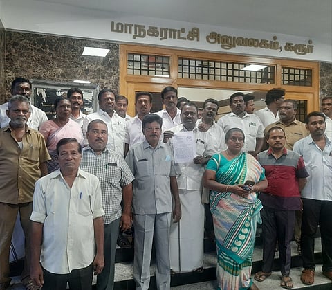 சாலையோரத்தில் மரக்கன்று கூண்டுகள் அகற்றம்கரூா் மாநகராட்சி பணியாளா்கள் மீது நடவடிக்கை கோரி அதிமுகவினா் புகாா்