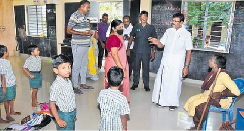 ஆவடி மாநகராட்சி பள்ளியில் அடிப்படை வசதிகள்: அமைச்சர் சா.மு.நாசர் ஆய்வு