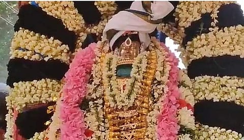 முத்துப்பந்தலில் பவனி வரும் திருஞானசம்பந்தர்