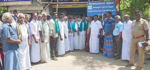 வேளாண்மை விரிவாக்க மையம் இடமாற்றம் செய்வதைக் கண்டித்து சாலை மறியல்