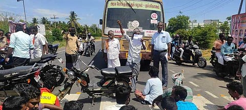 சாலை மறியலில் ஈடுபட்டோா்.