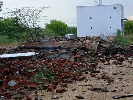 சிவகாசி அருகே பேராபட்டியில் இடிதாக்கி சேதமடைந்த பட்டாசு ஆலை கிட்டங்கி.