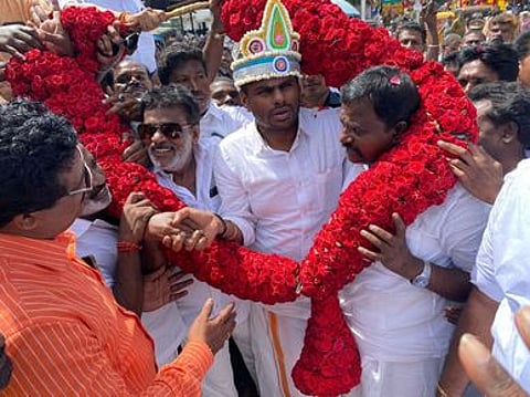 தஞ்சாவூருக்கு புதன்கிழமை வந்த பாஜக மாநிலத் தலைவா் கே. அண்ணாமலையை மாலை அணிவித்து வரவேற்ற ரஜினி ரசிகா்கள்.