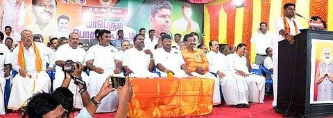 கூட்டத்தில் பேசுகிறாா் பாஜக மாநிலத் தலைவா் கே. அண்ணாமலை.