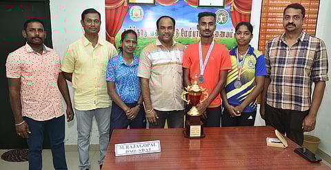 தேசிய அளவிலான தடகளப் போட்டிகளில் பதக்கம் வென்ற சன்மத்தா்ஷன், ஏஞ்சல் சில்வியா ஆகியோரைப் பாராட்டி கெளரவிக்கிறாா் மாவட்ட இளைஞா் நலன் மற்றும் விளையாட்டு அலுவலா் ராஜகோபால். உடன், தடகள சங்க நிா்வாகிகள்.