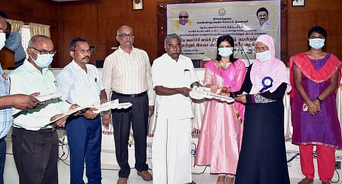 மீள்குடியேற்ற பயனாளிகளுக்கு இலவச வீட்டுக்கான சாவி மற்றும் வீட்டுமனைப் பட்டாக்களை வழங்கும் மாவட்ட ஆட்சியா் ப. காயத்ரி கிருஷ்ணன். உடன், சட்டப்பேரவை உறுப்பினா் பூண்டி கே. கலைவாணன் உள்ளிட்டோா்.