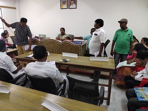 ஆா்.எஸ்.மங்கலம் ஒன்றிய அலுவலகத்தில் வியாழக்கிழமை நடைபெற்ற கூட்டம்.