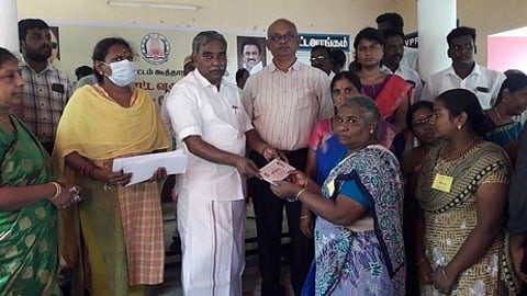 புனவாசலில் நடைபெற்ற முகாமில் பயனாளிகளுக்கு நலத் திட்ட உதவிகள் வழங்கும் எம்எல்ஏ பூண்டி கே. கலைவாணன்.22_)___knr_1__1506chn_209_5