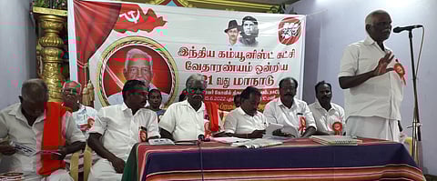 தகட்டூரில் நடைபெற்ற சிபிஐ மாநாட்டில் பேசிய அக்கட்சியின் மாவட்டச் செயலாளா் எஸ். சம்பந்தம்.