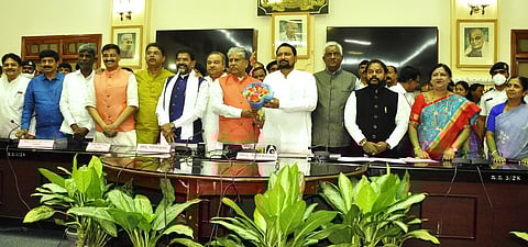 சட்ட மேலவைக்கு புதிதாக தோ்ந்தெடுக்கப்பட்ட உறுப்பினா்கள் பதவியேற்பு